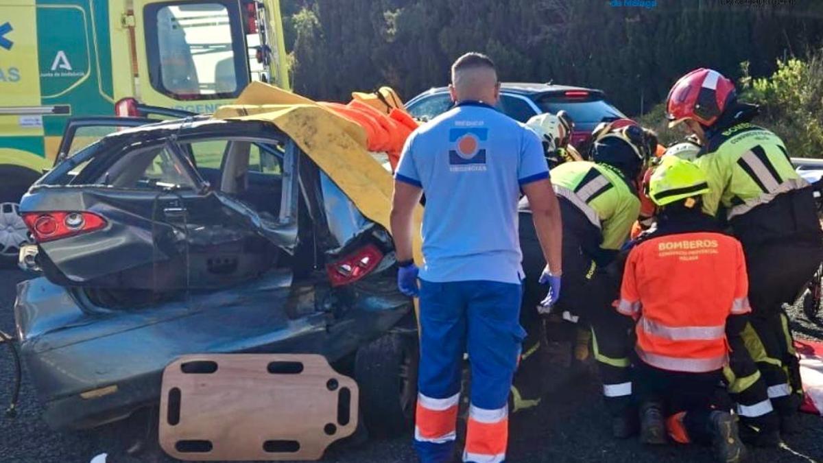 Los servicios de emergencias atienden a los heridos en el accidente de tráfico.