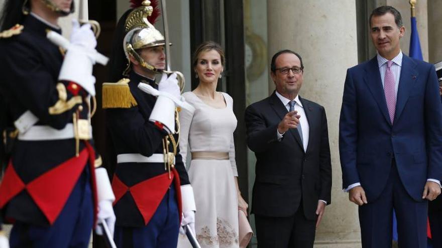 Hollande recibe en El Elíseo a los Reyes Felipe y Letizia