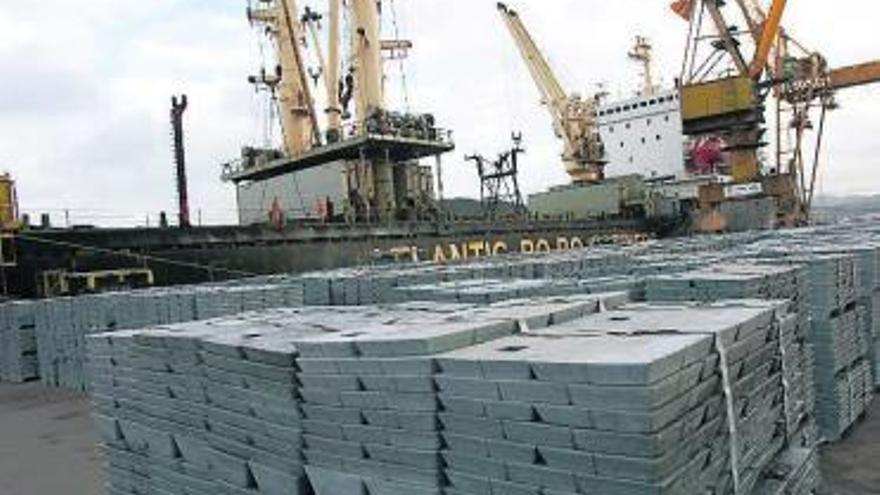 Unos lingotes de cinc en el puerto de Avilés.