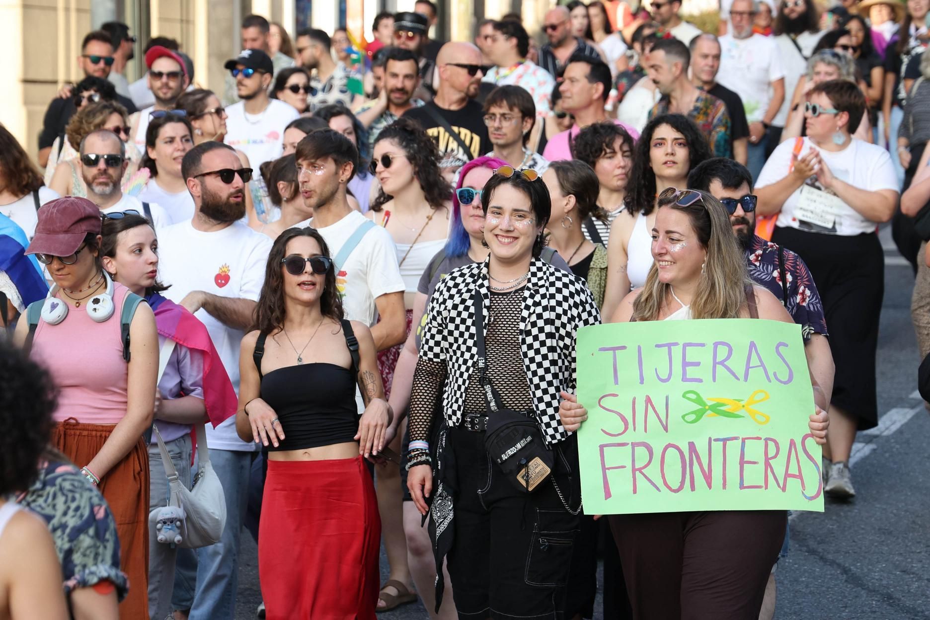 Una multitudinaria marcha celebra el Orgullo más colectivo en Vigo