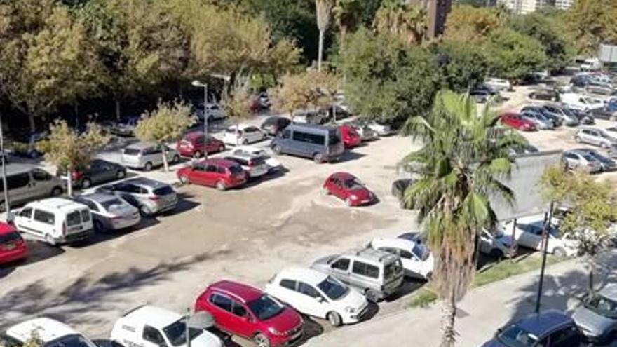 Vehículos estacionados en el solar de la calle Nino Bravo.