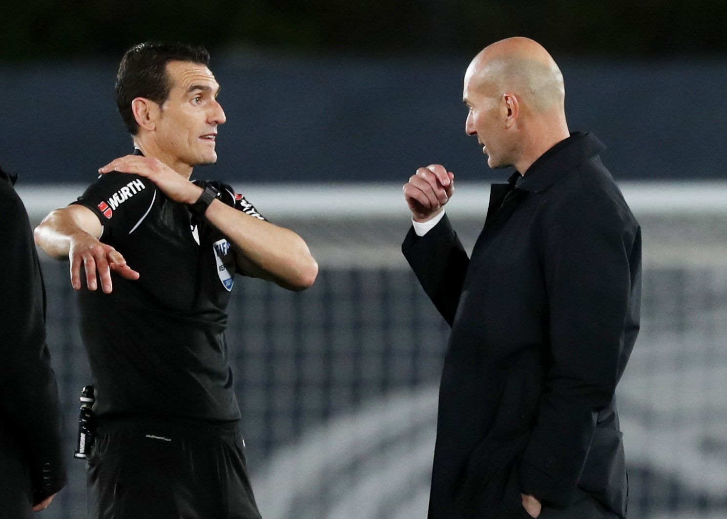 Zidane le pide explicaciones a Martínez Munuera por el penalti que pitó a Militao.