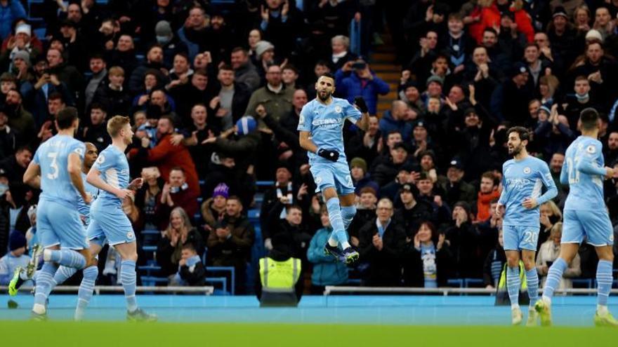 Mahrez, ayer, celebra el segundo gol del Manchester City en la goleada al Leicester en el ‘Boxing Day’. |