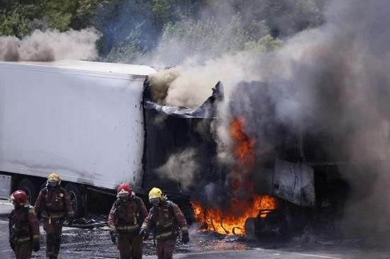 Incendi d''un camió a l''AP7