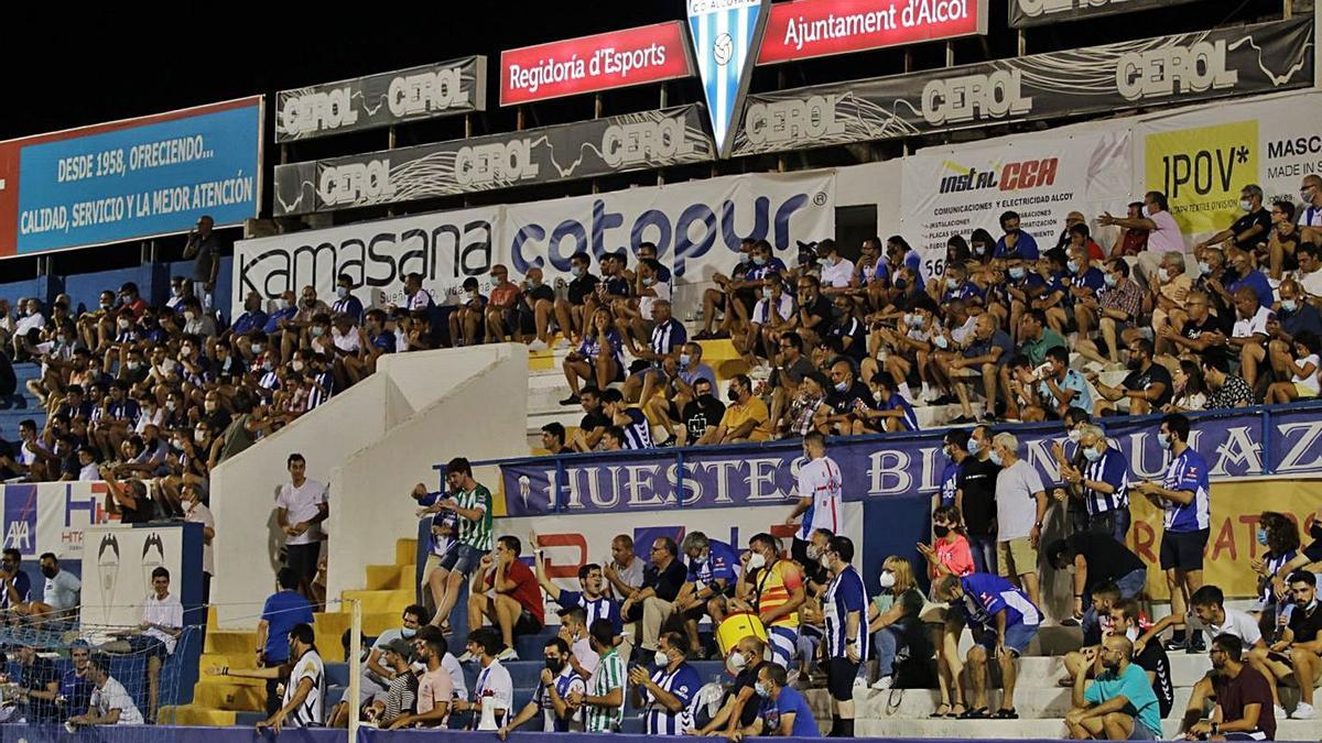 La afición de El Collao pudo irse a casa con una sonrisa tras el gol en el minuto 90 de Jona. | JUANI RUZ