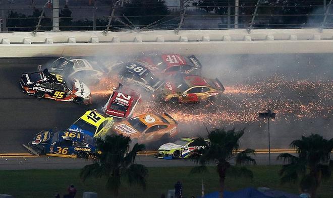 Accidente durante la Monster Energy NASCAR Cup Series 61st Annual Daytona 500 en el Daytona International Speedway en Daytona Beach, Florida.