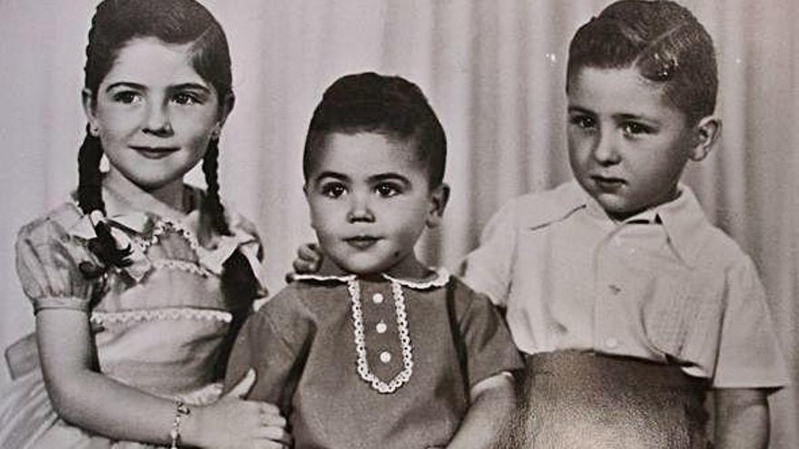 José Manuel, en el centro, con dos de sus hermanos en su infancia.