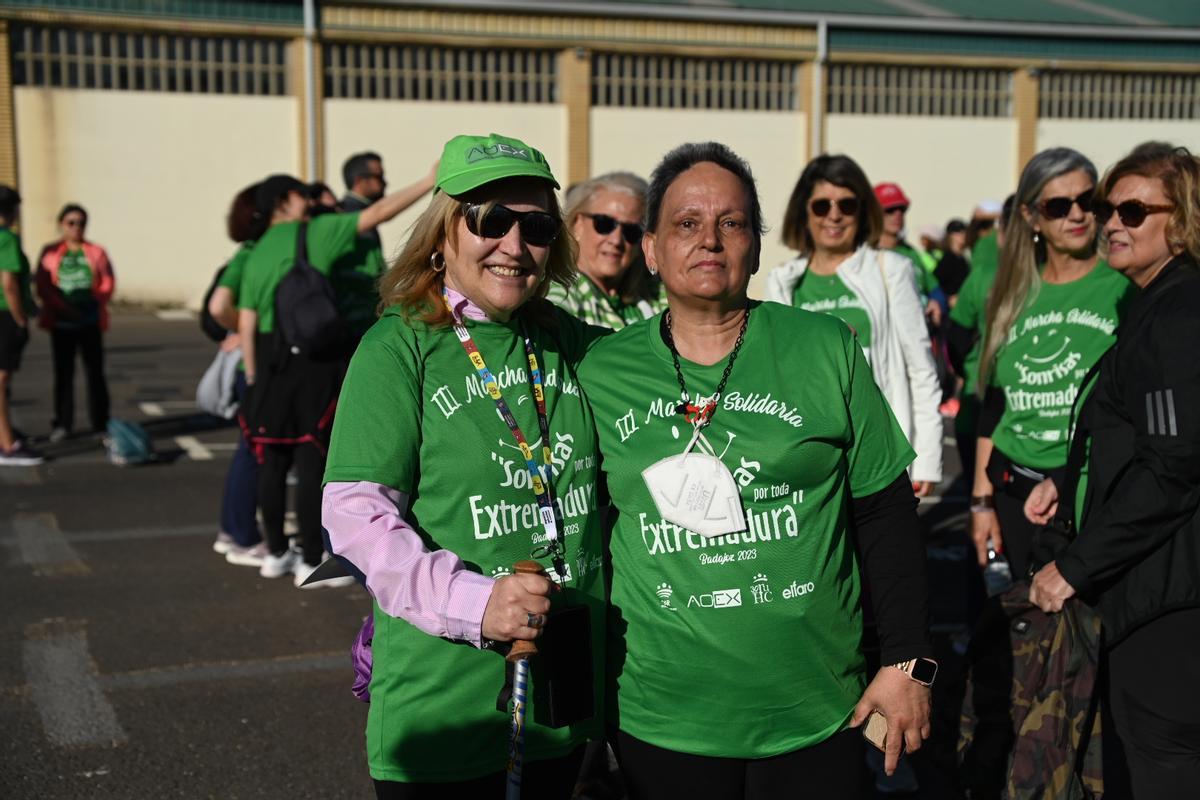 Isabel Rolán, presidenta de AOEX, y Loli Cayero, paciente oncológica.