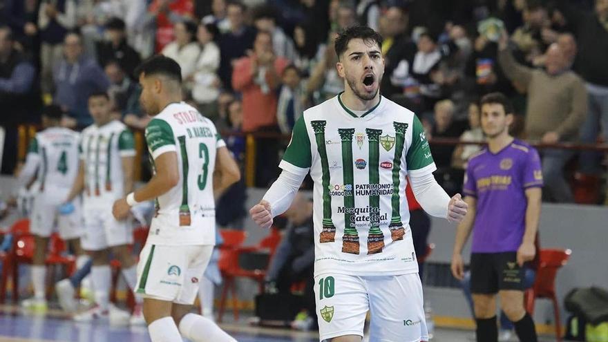 Lucas Perin celebra un gol del Córdoba Futsal en Vista Alegre, esta temporada.