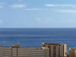 Un buque con bandera italiana permanece casi inmóvil en el sur de Tenerife: ¿qué hace frente a la costa de Candelaria?