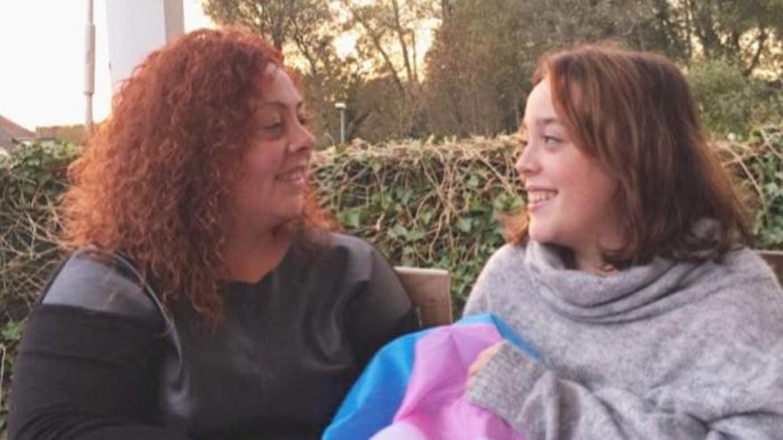 Cristina Palacios y su hija adolescente Sara, la primera niña trans de Galicia.  //Cedida