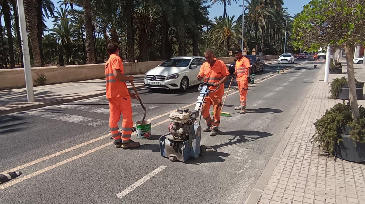 Obras que continúan para desmantelar el carril bici de la avenida Juan Carlos I