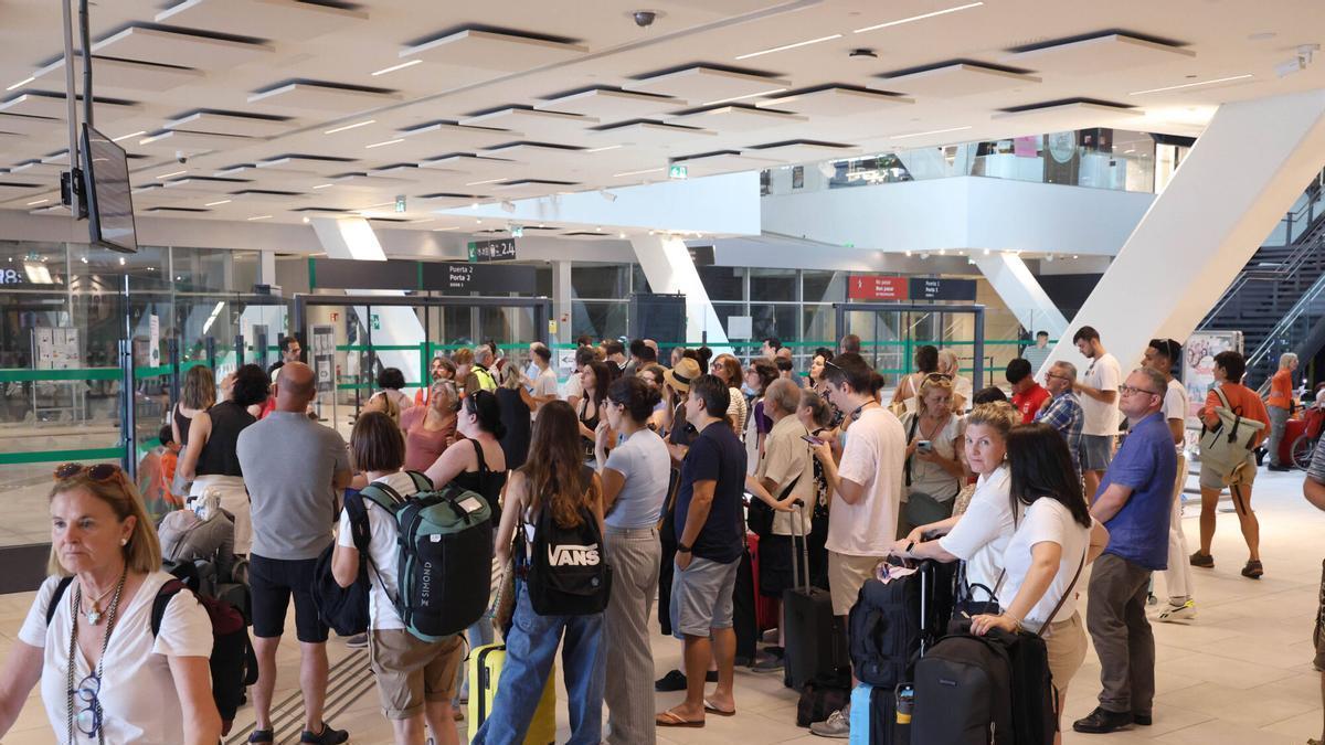 Viajeros en la estación de tren de Vigo-Urzáiz a la espera para embarcar en un AVE a Madrid en agosto de 2025