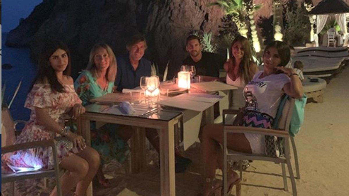 Leo Messi (centro) apura sus vacaciones en Ibiza conunos amigos