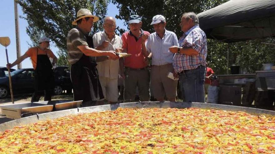 La paella que disfrutaron los jubilados zamoranos en Camarzana.