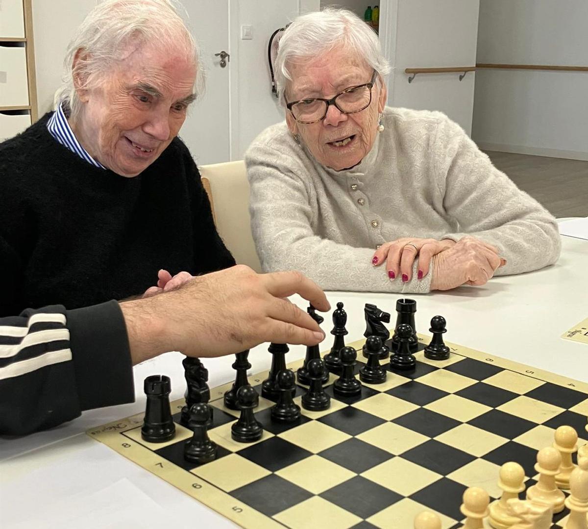 Dos usuarios del centro de día As Mimosas durante la actividad allí desarrollada. | FDV
