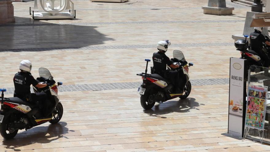 Dos agentes de la Policía Local de Cartagena, en sus motos.