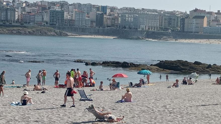 Un nonagenario fallece de un infarto cuando se bañaba en la playa de Riazor