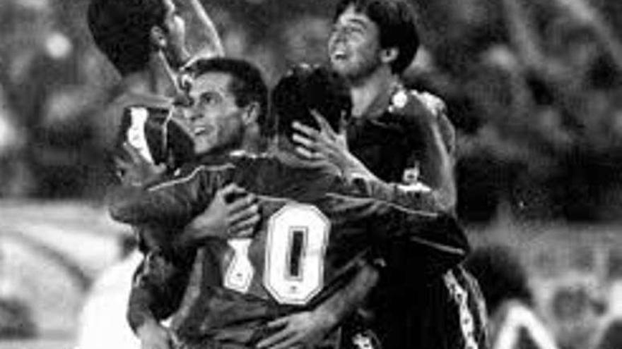 Guardiola, Sergi, Romario e Iván Iglesias celebran el quinto gol.