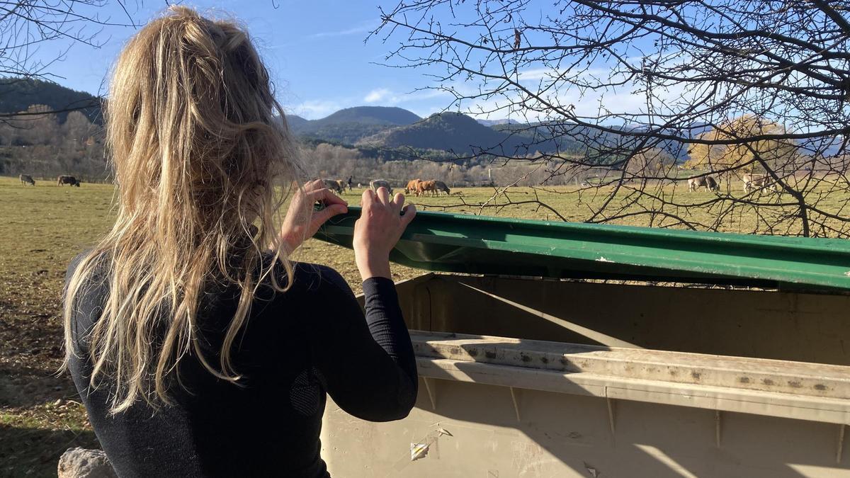 Una veïna d'Urús llença deixalles en un contenidor