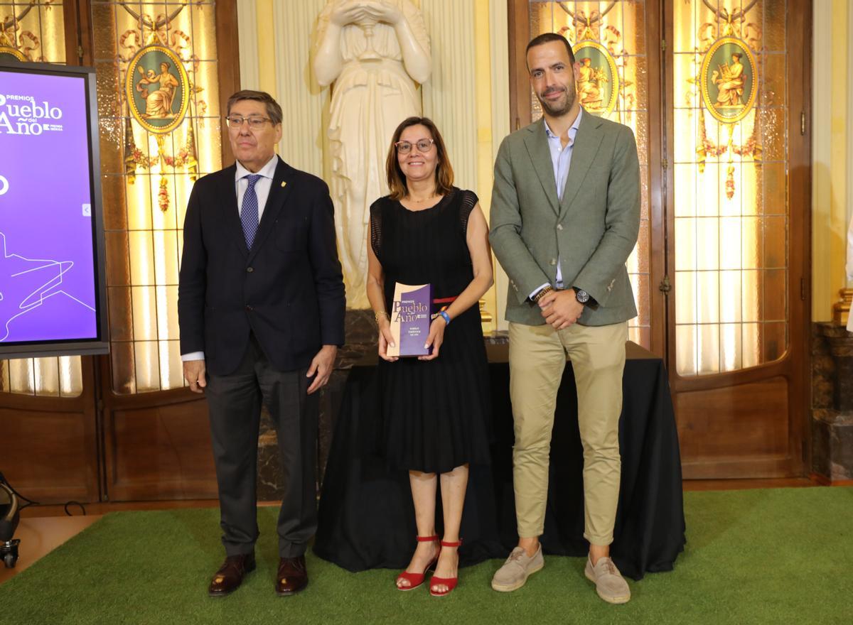 El vicepresidente del Gobierno de Aragón y consejero de Turismo en funciones, Arturo Aliaga, y Etién Aldea, director de Negocio y Márketing de Embou entregaron el premio a la alcaldesa de Caspe, Ana María Jarque.