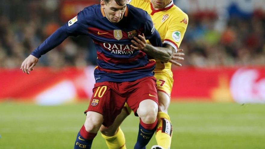 Mascarell presiona a Messi en el partido disputado en el Camp Nou. albert gea / reuters