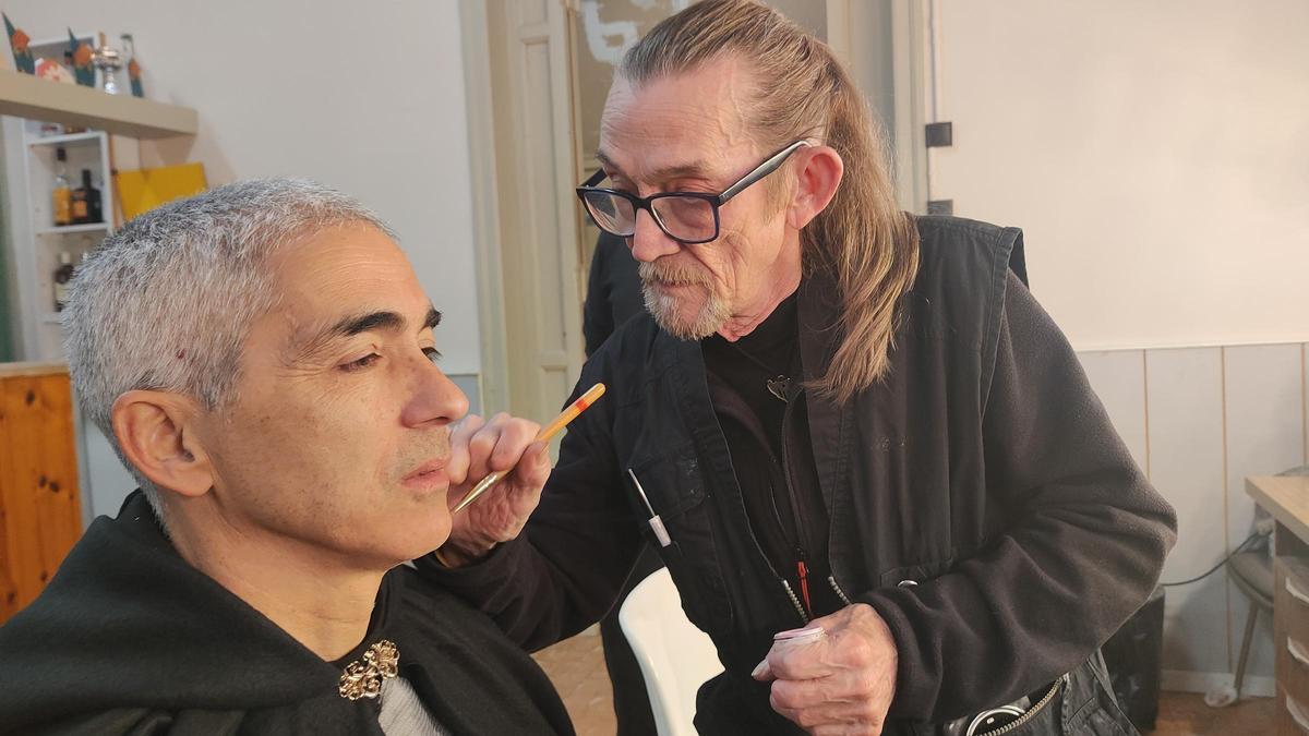 L'Esteve Porta dibuixant una cicatriu al rostre d'un dels actors de la Fira de l'Aixada