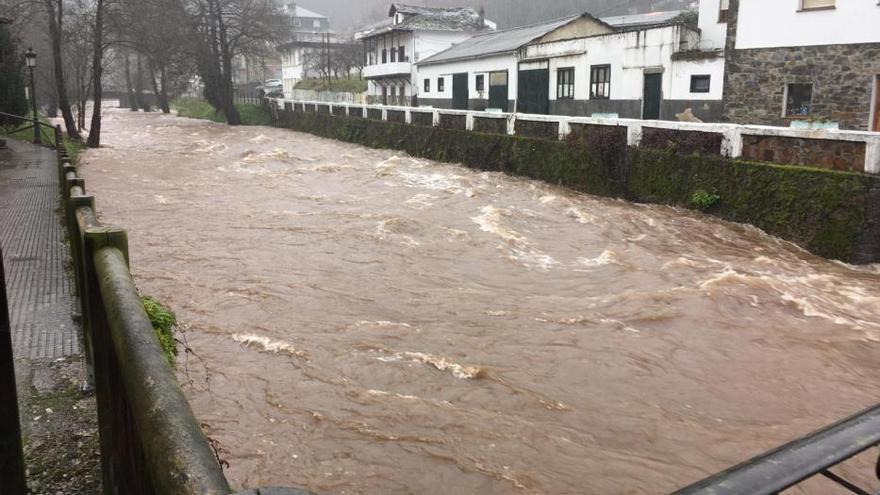 Temporal en Asturias: El río Navelgas baja con fuerza por la localidad