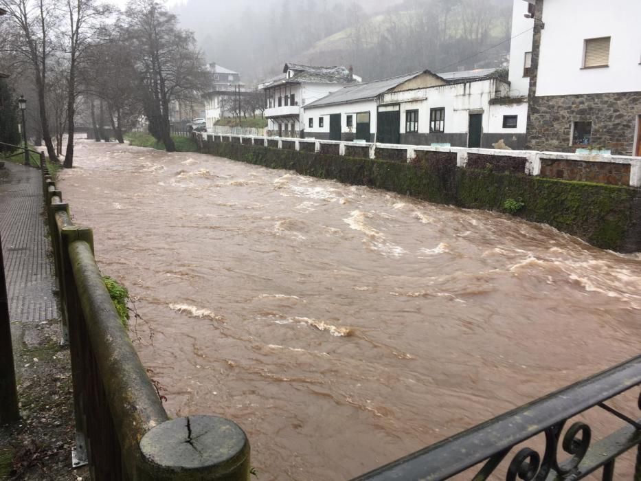 Tiempo en Asturias: Las espectaculares imágenes de las riadas, argayos e incidencias del temporal