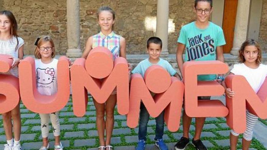 Alumnes de l&#039;escola Pia d&#039;Igualada mostren les lletres del nou programa