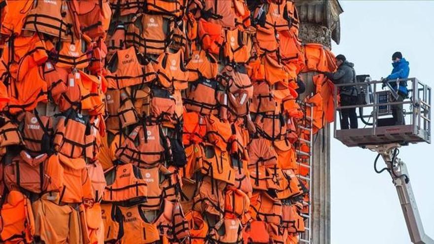 Ai Weiwei llena de chalecos Berlín en recuerdo de los refugiados