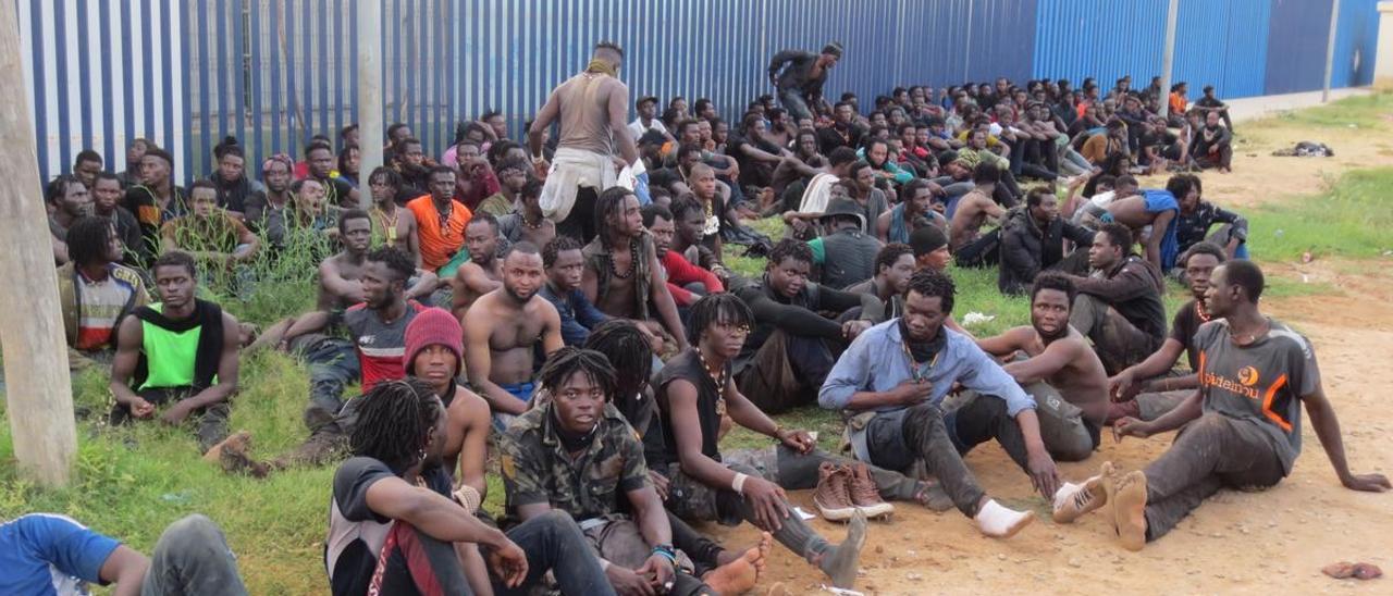 Un grupo de migrantes de origen subsahariano, a las puertas del Centro de Estancia Temporal de Inmigrantes (CETI) de Melilla.