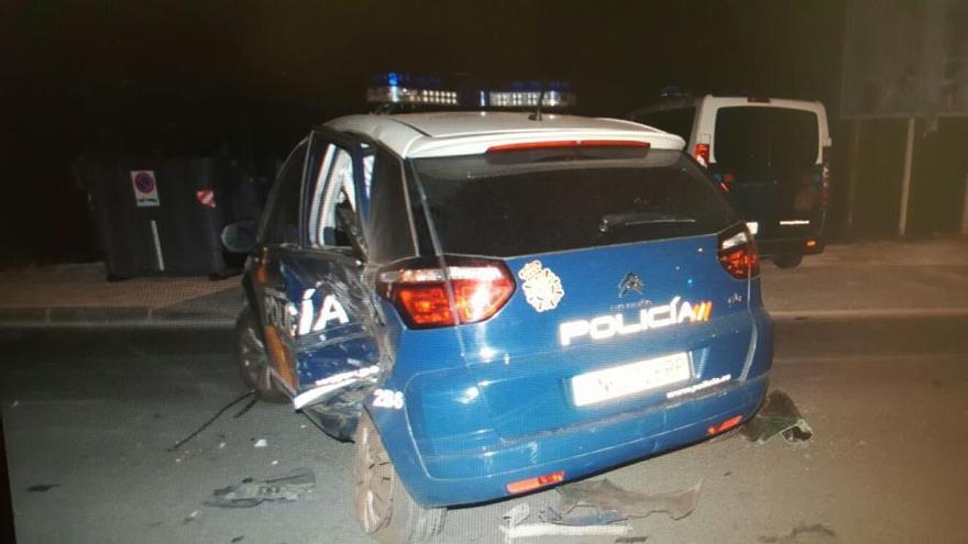 Estado en el que quedó uno de los coches policiales accidentados durante la intervención de las Fuerzas y Cuerpos de Seguridad del Estado.