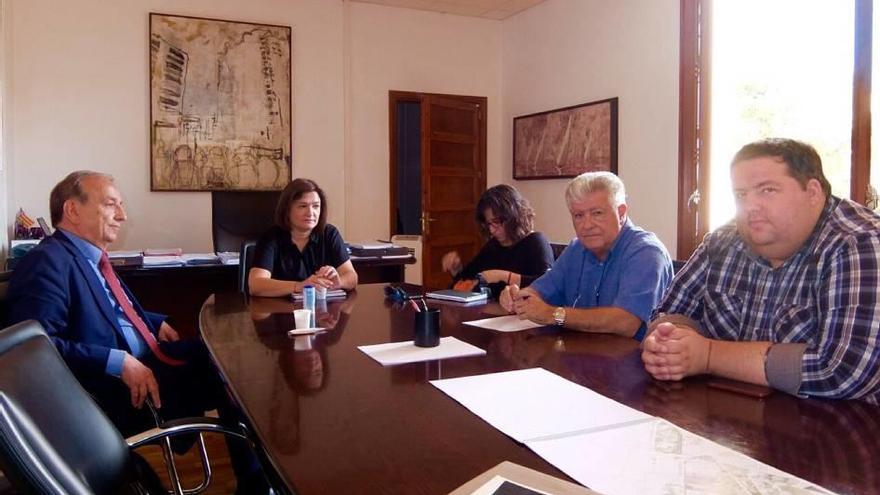 Imagen de la reunión celebrada ayer para debatir el futuro del edificio.