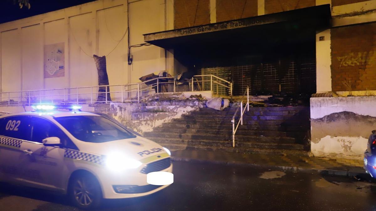 Imagen de archivo de la Policía Local junto a la fachada calcinada del edificio.