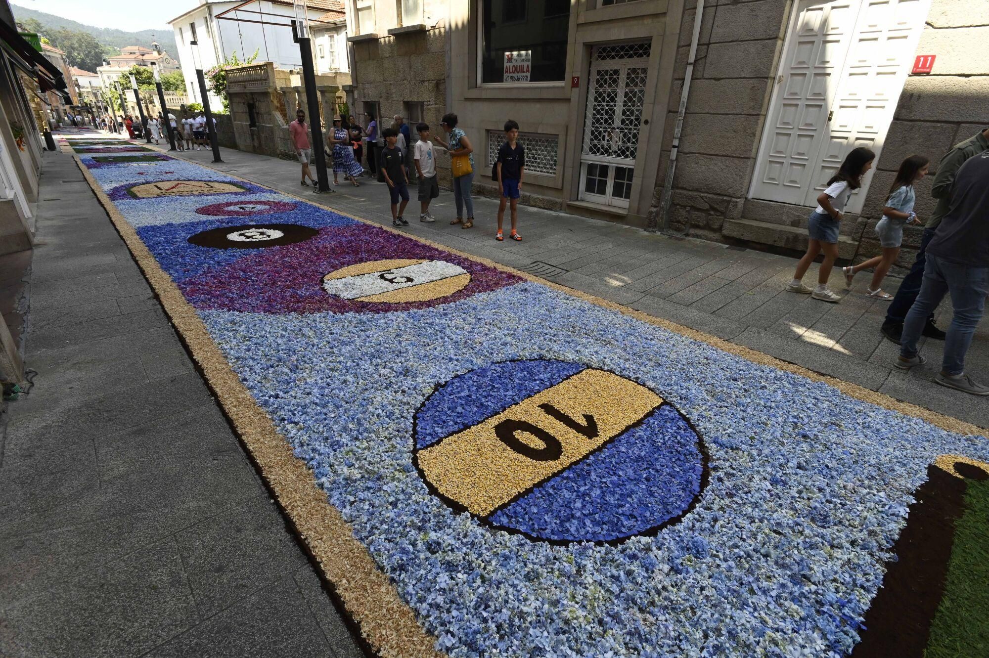 Los más de mil alfombristas de Gondomar desplegaron imaginación
con diseños tan curiosos como un retrato de David Bowie