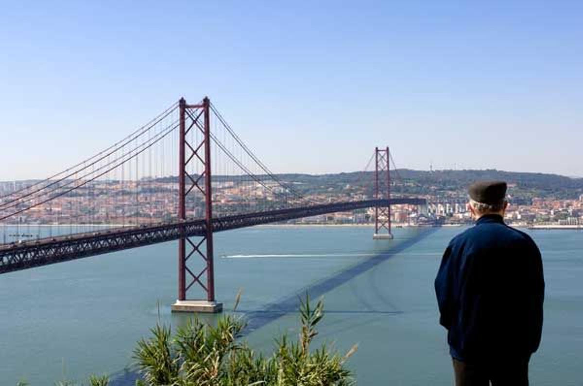 Puente 25 de abril sobre el río Tajo en Lisboa.