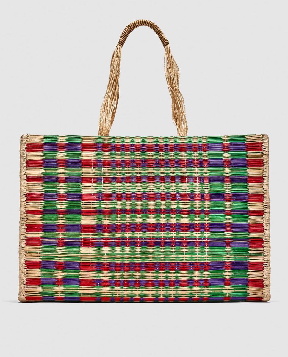 Bolso tipo esterilla multicolor de Zara. (Precio: 39,95 euros)