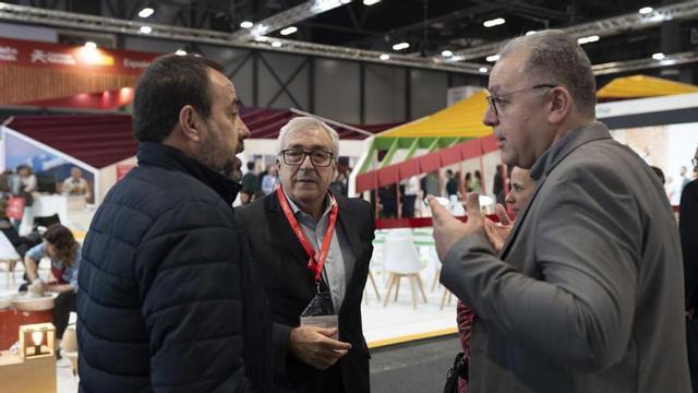 Jesús María Prada conversa con los alcaldes de Villardeciervos y Puebla. | emilio Fraile