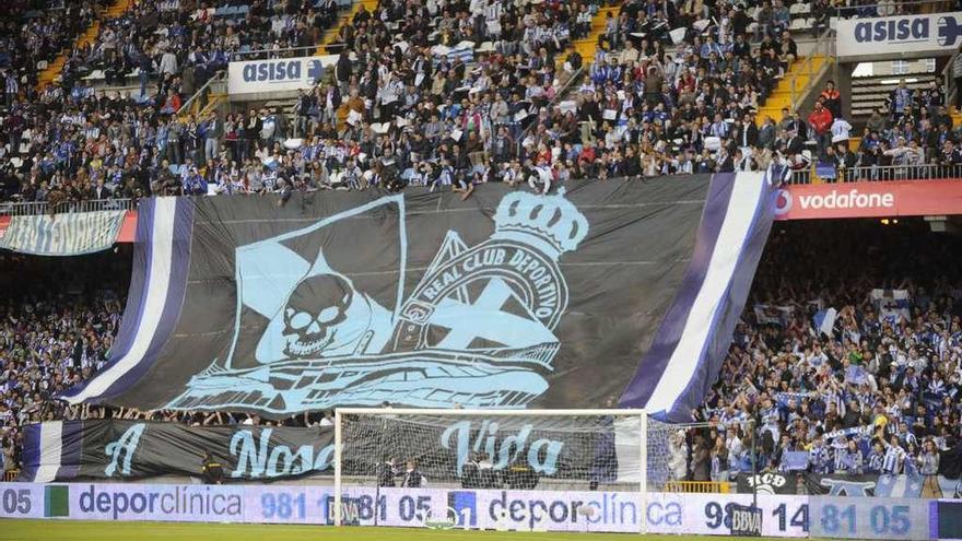 Tifo de los Blues durante un partido y debajo aparece su pancarta.