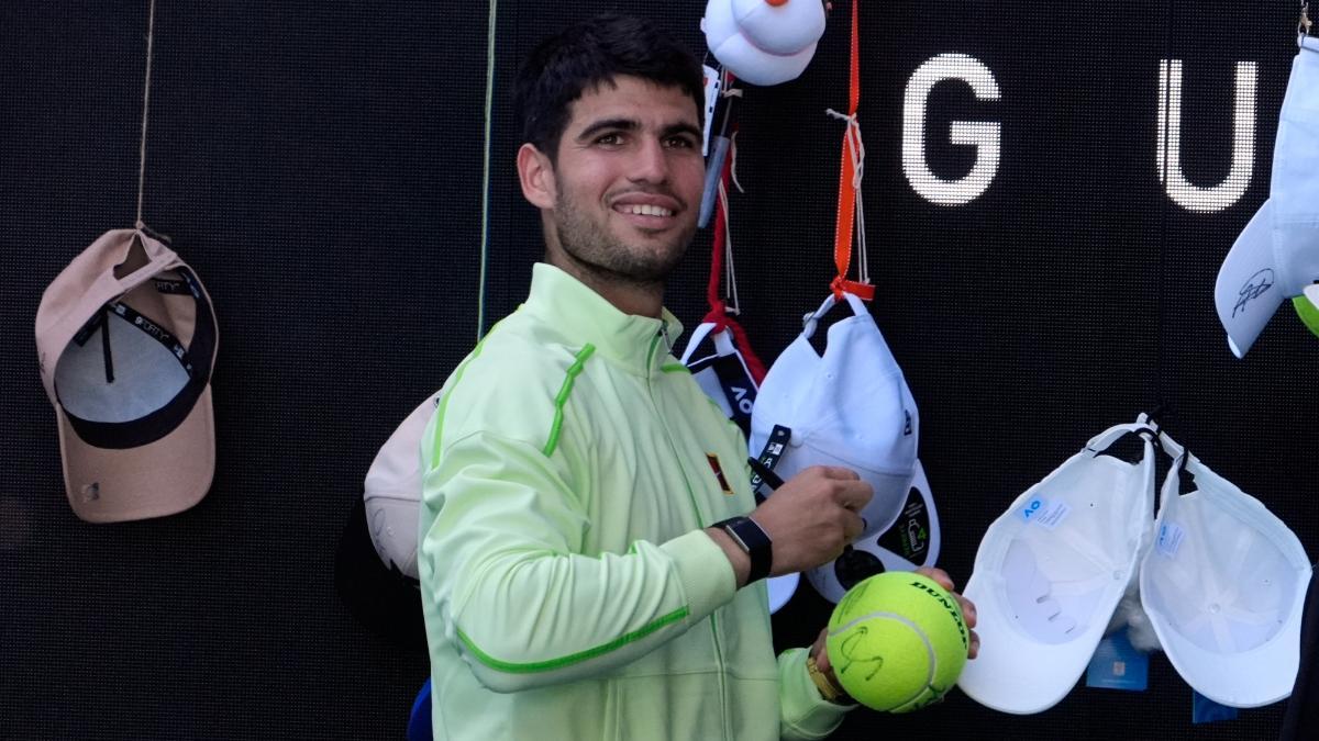 Alcaraz firmando autografos tras la victoria ante Mouter