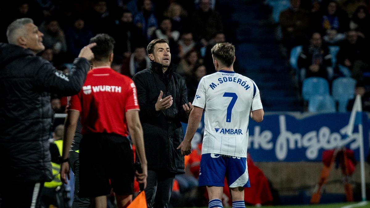 Soberón charla con Gabi durante el partido
