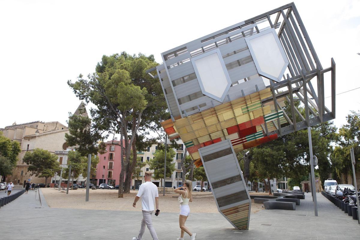 Kunst vor dem Es Baluard auf der Plaça de la Porta de Santa Catalina.