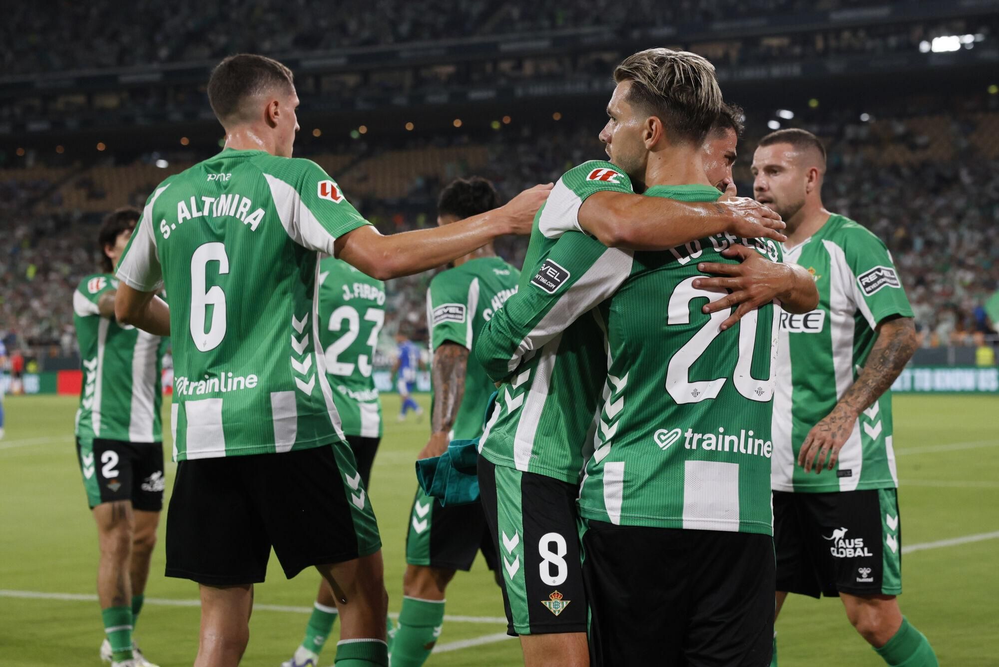 SEVILLA, 22/08/2025.- El centrocampista argentino del Betis Giovani Lo Celso (d) celebra tras anotar el 1-0 durante el partido de LaLiga EA Sports entre el Real Betis y el Alavés, este viernes en el estadio de la Cartuja. EFE/ José Manuel Vidal