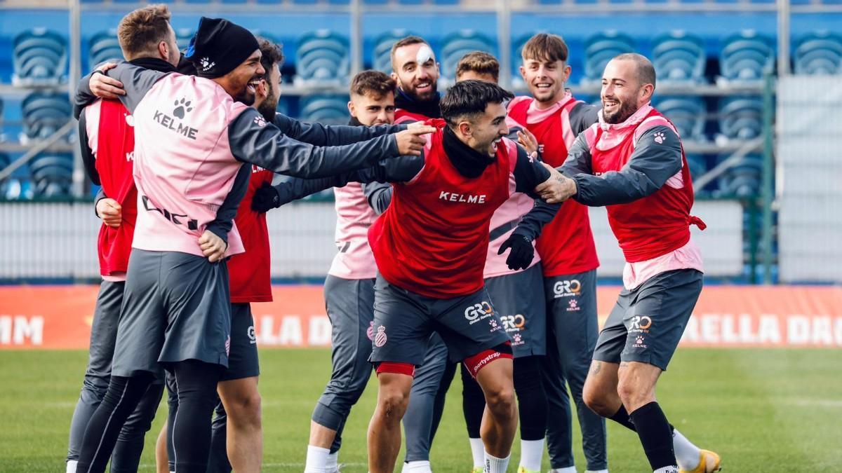 Los jugadores del Espanyol, durante el entrenamiento de este viernes