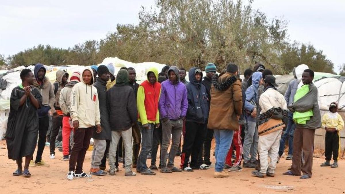 Migrantes subsaharianos, en el campamento de Jebeniana, en la gobernación de Sfax, el pasado 24 de abril.