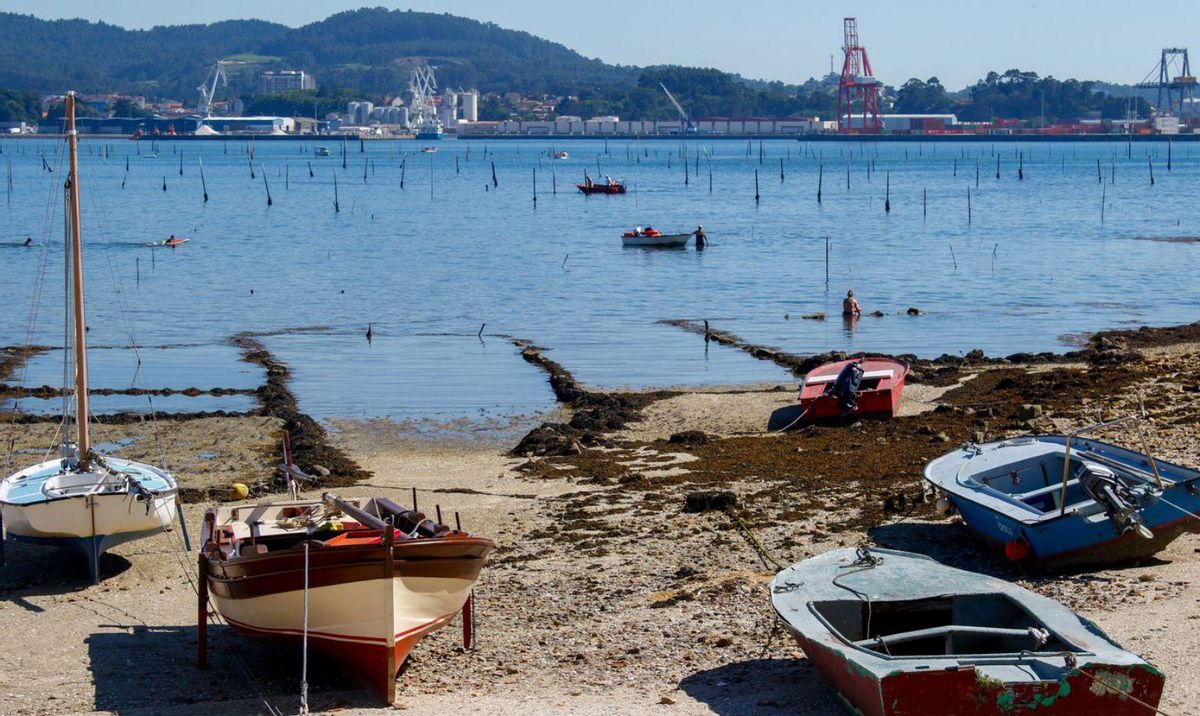 El Ayuntamiento tendrá que sacar las barcas del arenal carrilexo tras el caso omiso los dueños. | // I. ABELLA