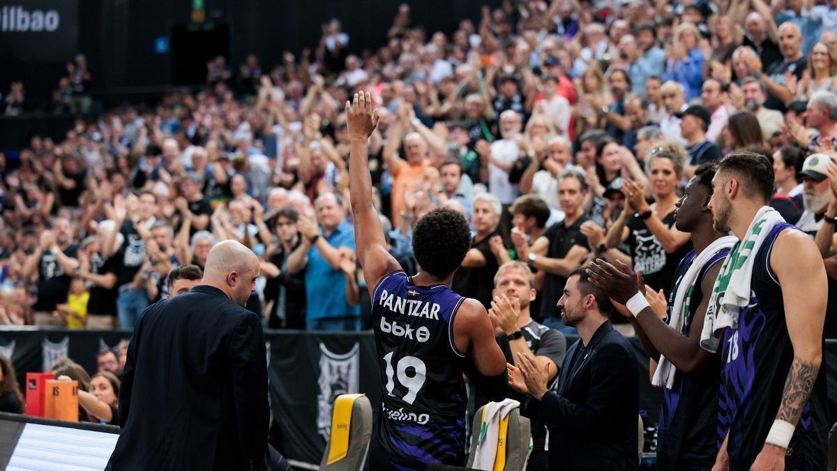 Pantzar saluda a los aficionados, justo al ser sustituido, al final del partido.