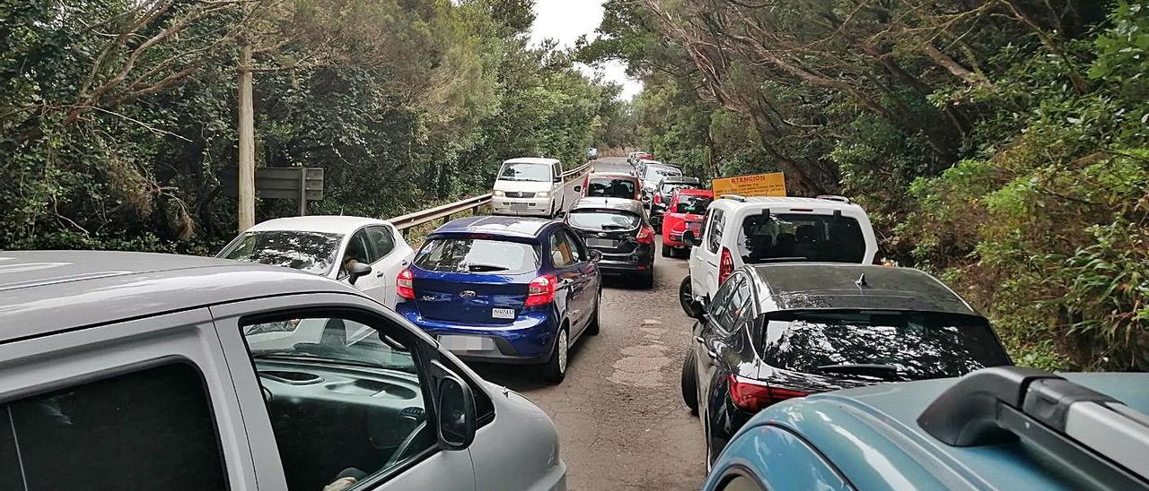 La entrada a Anaga por la Cruz del Carmen vivió ayer un domingo negro.