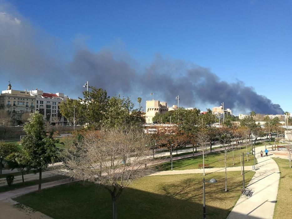 Espectacular incendi en una química de Paterna